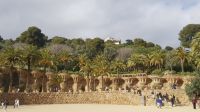 Barcelona - Parc Güell - Blick von der Naturterrasse auf die Kolonnaden und die Casa Trias &ndash; &copy; Anke Nicke (Eberhardt TRAVEL)