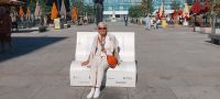 Reisebegleiterin Marieta sitzt auf der Buch-Bank - Madrid 