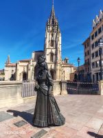 Bronzestatue La Regenta vor der Kathedrale von Oviedo - Asturien, Spanien &ndash; &copy; Marieta Beck (Eberhardt TRAVEL)