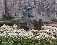 Denkmal vor dem Castel Soutomaior - Galizien, Spanien &ndash; &copy; Marieta Beck (Eberhardt TRAVEL)