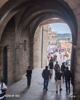 und noch durch den Bogen ... in Santiago de Compostela...  &ndash; &copy; Marieta Beck (Eberhardt TRAVEL)