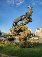 Ankunft in Vigo - Die Pferde am Kreisel  &ndash; &copy; Marieta Beck (Eberhardt TRAVEL)
