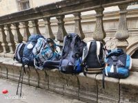 Die Rucksäcke der Pilger vor der Kathedrale - Santiago de Compostela - Galizien, Spanien &ndash; &copy; Marieta Beck (Eberhardt TRAVEL)