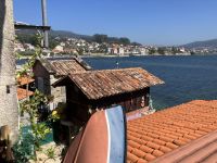 Spanien, Spaziergang durch Combarro, Hórreos überall &ndash; &copy; Sabine C. Seifert (Eberhardt TRAVEL)