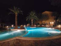 Abendstimmung am Swimmingpool/Hotel Sagitario Playa/Cala Blanca/Menorca/Balearen &ndash; &copy; Susanne Hofen (Eberhardt TRAVEL)