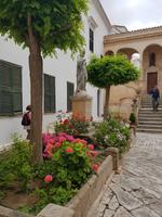 Idylle im Hof neben der Cathedral Santa Maria &ndash; &copy; Petra Hady (Eberhardt TRAVEL)