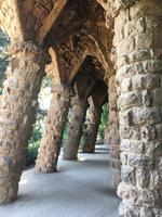 Sa¨ulen im Gaudi´-Stil, die sich nie gleichen &ndash; &copy; Carina Schmidt (Eberhardt TRAVEL)