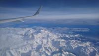 Flug über die schneebedeckten Alpen
