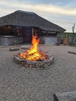 Lagerfeuer nach der Pirschfahrt &ndash; &copy; Anette Rietz (Eberhardt TRAVEL)