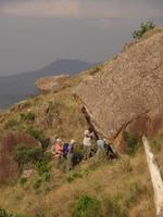 Begutachtung der Bushmen Paintings - Cathedral Peak Nationalpark &ndash; &copy; Joscha Koob (Eberhardt TRAVEL)