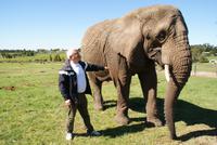 Bernd und der Elefant &ndash; &copy; Susanne Schirmann (Eberhardt TRAVEL)