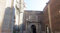 schiefe Wände in der alten Basilika Unserer Lieben Frau von Guadeloupe, Mexiko-Stadt, Mexiko &ndash; &copy; Maria Drewans (Eberhardt TRAVEL)