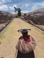 Archäologischer Park Raqchi in Peru Südamerika mit Peruanerin @ Anette Rietz EHT &ndash; &copy; Anette Rietz (Eberhardt TRAVEL)