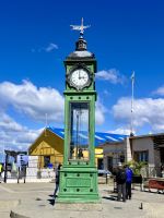 Zeit an Bord zu gehen, aber die Uhr geht nicht ! &ndash; &copy; Elisabeth Fox-Maerki (Eberhardt TRAVEL)