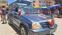 Autos segnen in Copacabana vor Nationalkathedrale Boliviens &ndash; &copy; Anette Rietz (Eberhardt TRAVEL)
