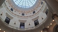 Kuppel in Bankgebäude mit Moderner Kunst  &ndash; &copy; Anette Rietz (Eberhardt TRAVEL)