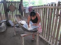 Cuyabeno Reservat - in Puerto Bolivar - Maniok wird zu Brot &ndash; &copy; Annette Weise (Eberhardt TRAVEL)