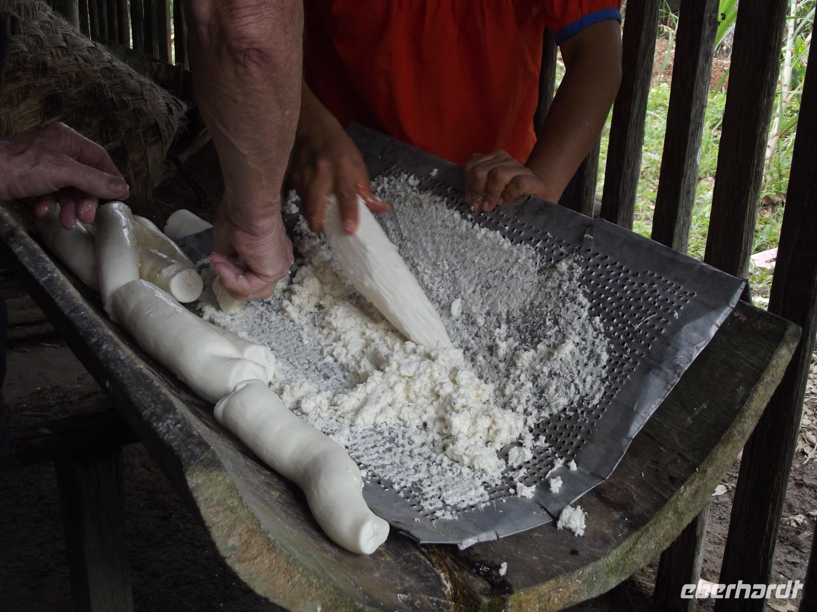 Amazonas-Regenwald: Maniok-Zubereitung &ndash; &copy; Christina Schlawis (Eberhardt TRAVEL)