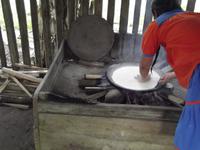 Amazonas-Regenwald: Maniok-Zubereitung &ndash; &copy; Christina Schlawis (Eberhardt TRAVEL)