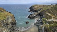 Tintagel- Blick zu Merlins Höhle &ndash; &copy; Marlies Thrum (Eberhardt TRAVEL)