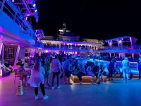 Tanzabend auf dem Pooldeck &ndash; &copy; Elisabeth Fox-Maerki (Eberhardt TRAVEL)