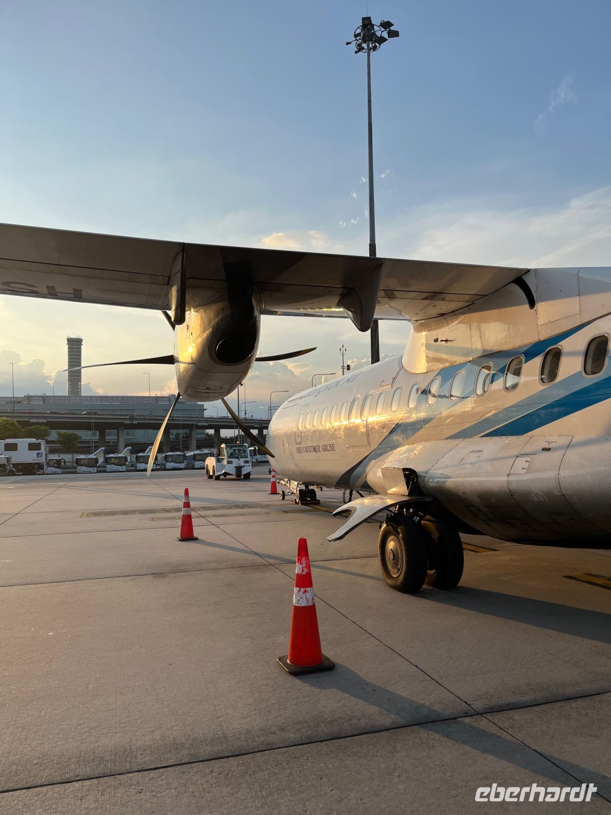 Flugzeug nach Siem Reap, Flughafen, Bangkok, Thailand &ndash; &copy; Maria Feibig (Eberhardt TRAVEL)