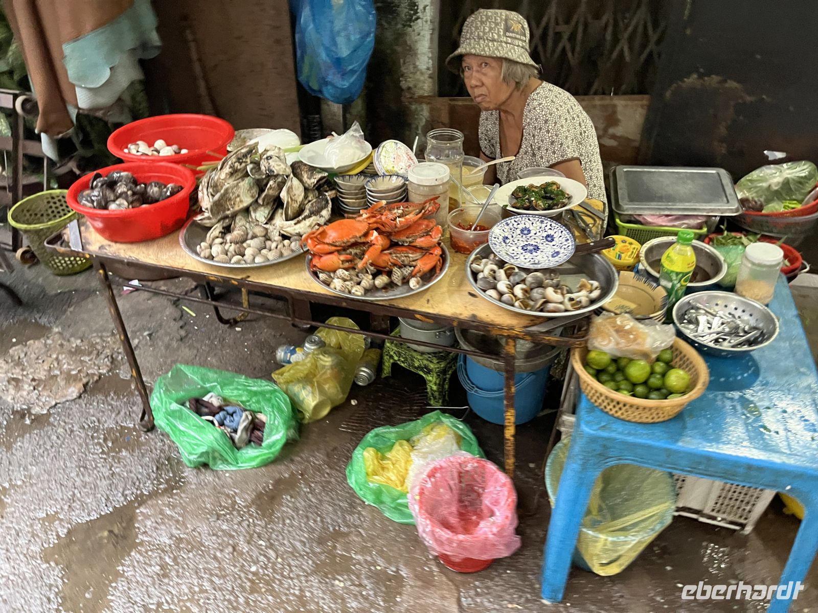 Straßenverkäuferin, Ho-Chi-Minh-Stadt, Vietnam &ndash; &copy; Maria Feibig (Eberhardt TRAVEL)