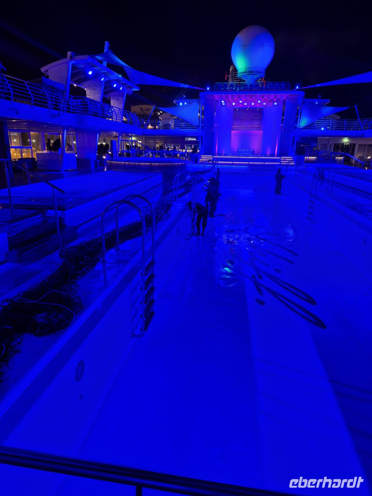 6. Seetag von Phu My nach Singapur, Poolreinigung &ndash; &copy; Frank Nimschowski (Eberhardt TRAVEL)