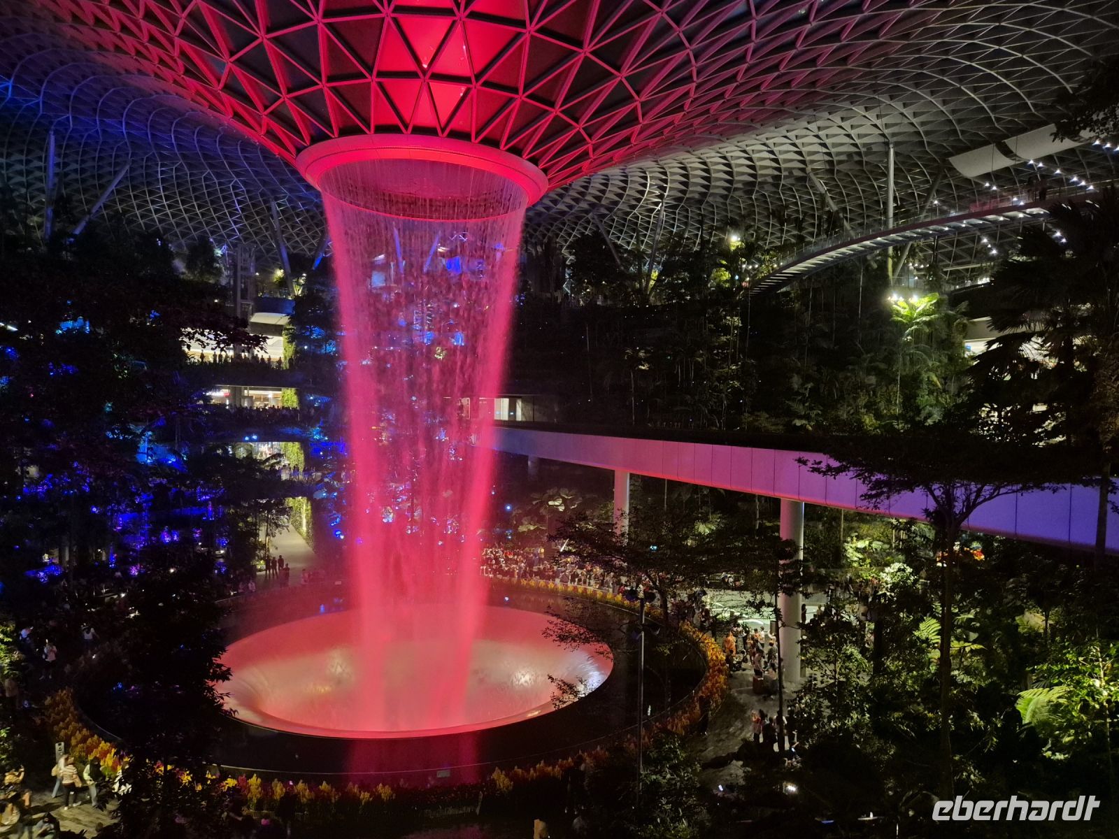 Flughafen Singapur: Wasserfall im Jewel &ndash; &copy; Frank Nimschowski (Eberhardt TRAVEL)