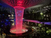 Flughafen Singapur: Wasserfall im Jewel &ndash; &copy; Frank Nimschowski (Eberhardt TRAVEL)