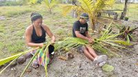 Palmenwedel flechten, Fakarava &ndash; &copy; Mareike Schmidt (Eberhardt TRAVEL)