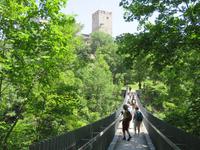 Hängebrücke nach Schloss Bruneck &ndash; &copy; Jürgen Schmeißer (Eberhardt TRAVEL)