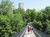 Hängebrücke nach Schloss Bruneck &ndash; &copy; Jürgen Schmeißer (Eberhardt TRAVEL)
