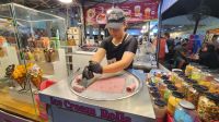 Chiang Mai - Night Market - Ice Cream-Rolls &ndash; &copy; Petra Hady (Eberhardt TRAVEL)