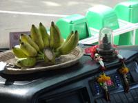 Opfergaben im Bus  &ndash; &copy; Cornelia Ritter (Eberhardt TRAVEL)