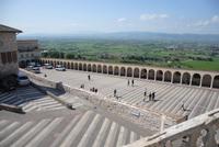 Platz vor der Unterkirche - San Francesco Assisi &ndash; &copy; Philipp Schmitz (Eberhardt TRAVEL)