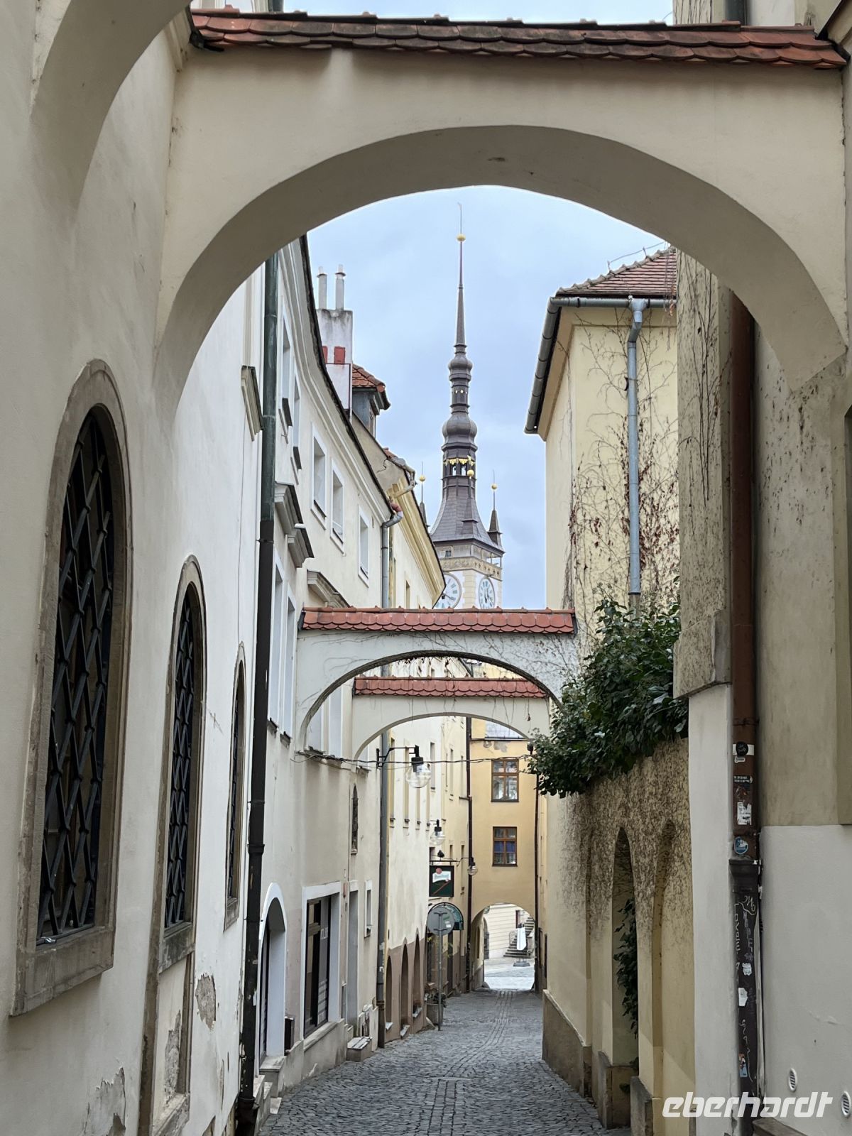 25.12.24 Stadtrundfahrt & - Gang Olmütz Altstadtgasse -Blick auf Rathausturm &ndash; &copy; Renate Schuster (Eberhardt TRAVEL)