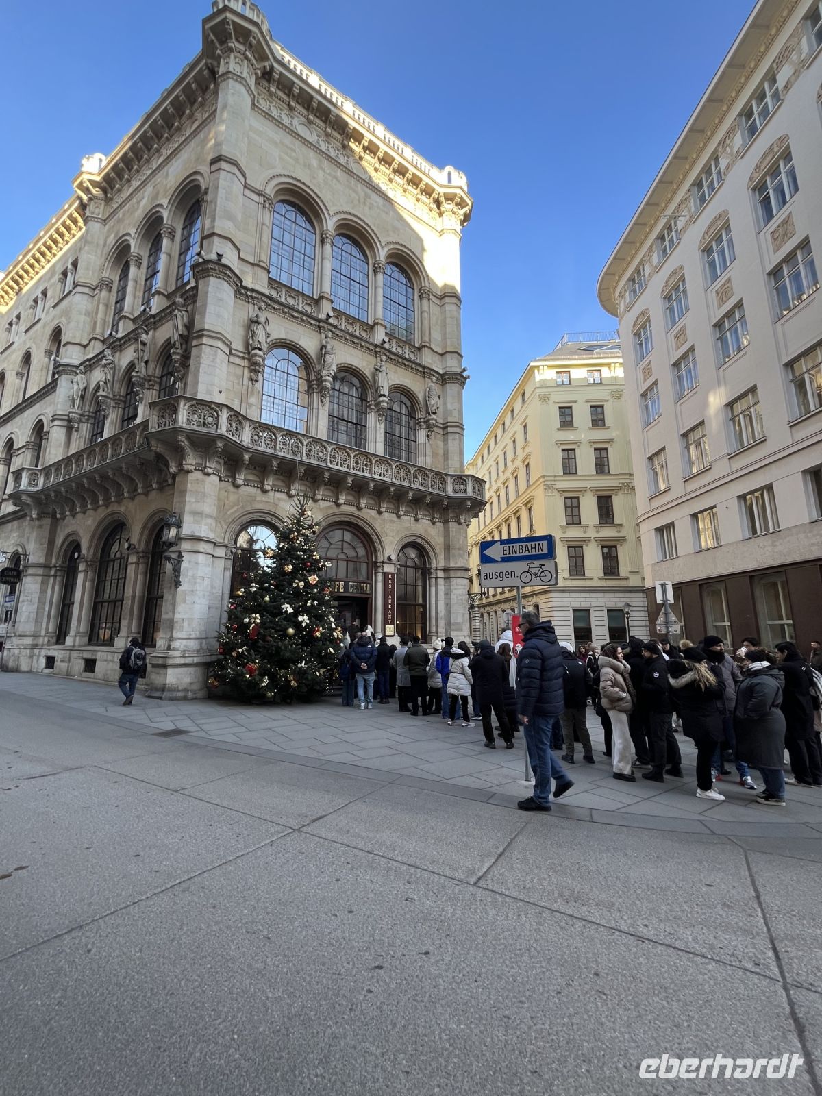 26.12.24 Ausflug nach Wien - Café Central - Gästeschlange &ndash; &copy; Renate Schuster (Eberhardt TRAVEL)
