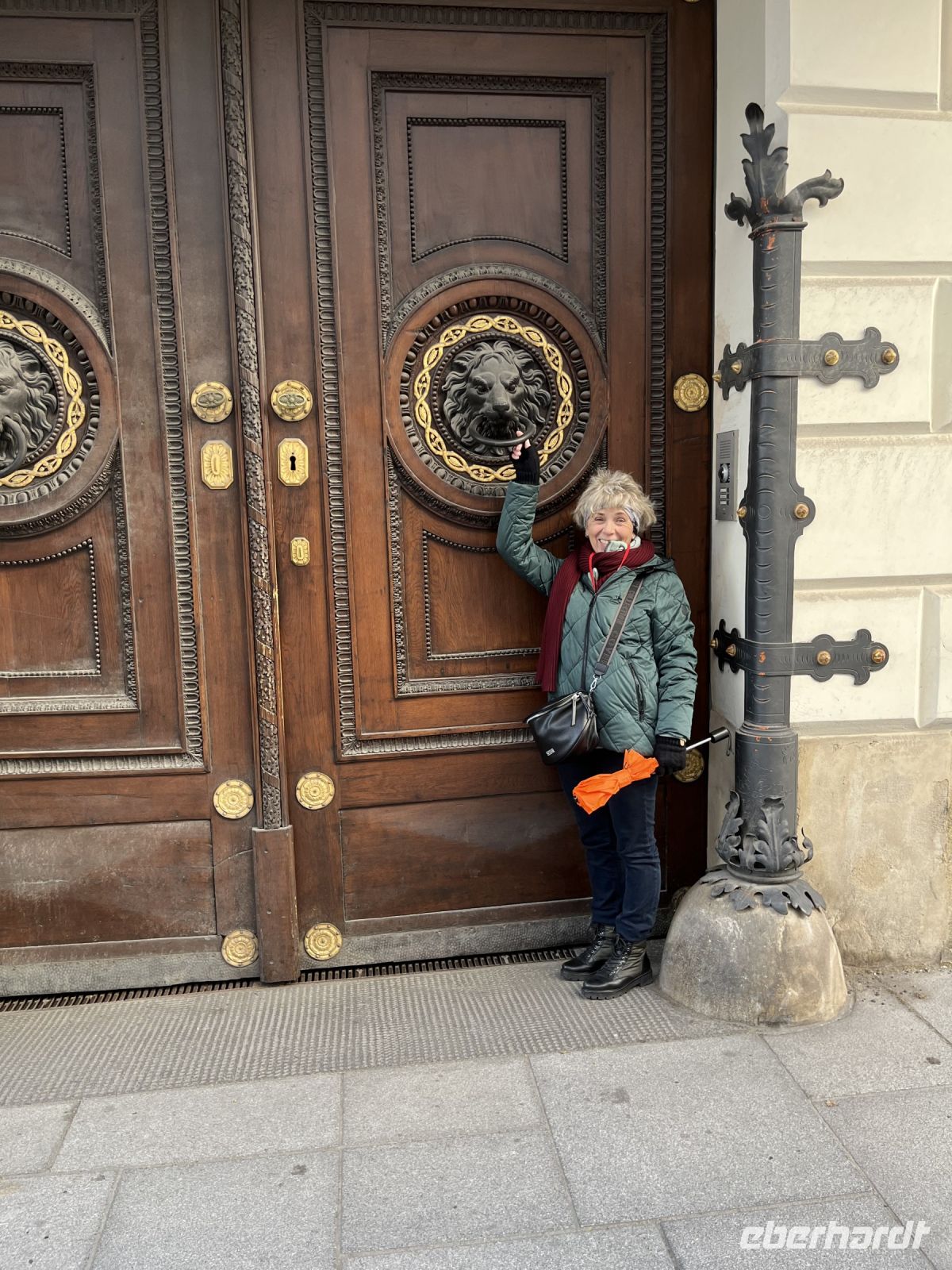 26.12.24 Ausflug nach Wien - Behördengebäude- mal geklopft! &ndash; &copy; Renate Schuster (Eberhardt TRAVEL)