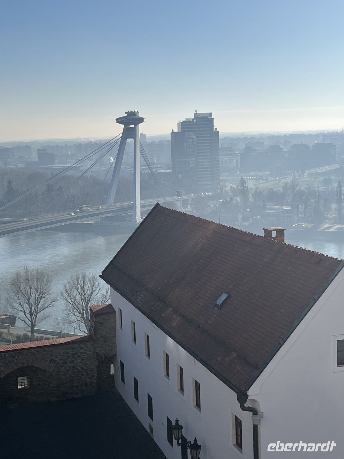 29.12.24  Bratislava -  Burg - Blick auf Donau & UFO &ndash; &copy; Renate Schuster (Eberhardt TRAVEL)