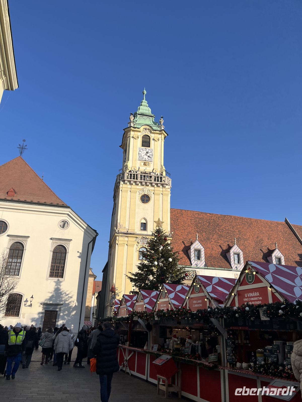 29.12.24  Bratislava -  Altstadt- Hauptplatz - Franziskaner Kirche &ndash; &copy; Renate Schuster (Eberhardt TRAVEL)