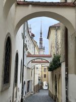25.12.24 Stadtrundfahrt & - Gang Olmütz Altstadtgasse -Blick auf Rathausturm &ndash; &copy; Renate Schuster (Eberhardt TRAVEL)