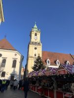 29.12.24  Bratislava -  Altstadt- Hauptplatz - Franziskaner Kirche &ndash; &copy; Renate Schuster (Eberhardt TRAVEL)