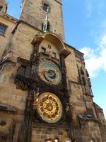 Da die Stunde bereits fast voll war, entschieden wir uns, vor der Astronomischen Uhr auf den Gang der Apostel zu warten. &ndash; &copy; Dominik Zilliken (Eberhardt TRAVEL)