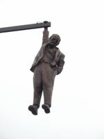 Ein weiteres Kunstwerk von David Cerny, der auch das hängende Pferd in der Rokoko-Passage entwarf. Offiziell stellt es Sigmund Freud dar, die Prager sind allerdings fest davon überzeugt, dass es sich um Lenin handelt. &ndash; &copy; Dominik Zilliken (Eberhardt TRAVEL)