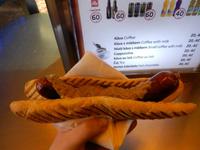 Eine Wenzelsbratwurst. Sehr lecker, aber doch ganz anders als Bratwurst bei uns daheim. Wirklich sehr empfehlenswert! &ndash; &copy; Dominik Zilliken (Eberhardt TRAVEL)