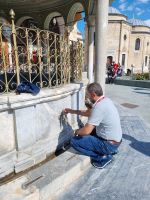 Konya - Mevlana Kloster (Reiseleiter Murat demonstriert uns die muslimische Gebetswaschung) &ndash; &copy; Katrin Deutschbein (Eberhardt TRAVEL)