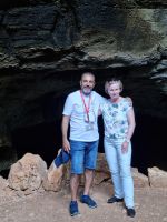 Korykischen Grotten an der türkischen Südküste (Reiseleiter Murat mit Reisebegleiterin Katrin) &ndash; &copy; Katrin Deutschbein (Eberhardt TRAVEL)