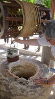 Serdar holt das heilige Wasser aus dem Brunnen vom Apostel Paulus &ndash; &copy; Anne-Maria Friedrich (Eberhardt TRAVEL)