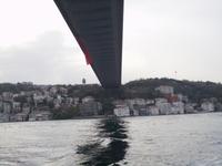 Unter der Bosporusbrücke
